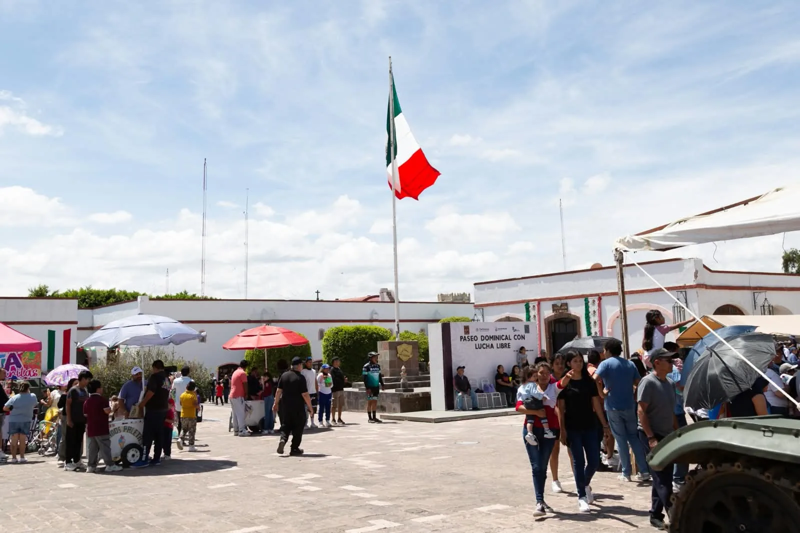 Paseo Dominical con lucha libre reunieron a 4 mil visitantes en la Ex Hacienda La Llave.