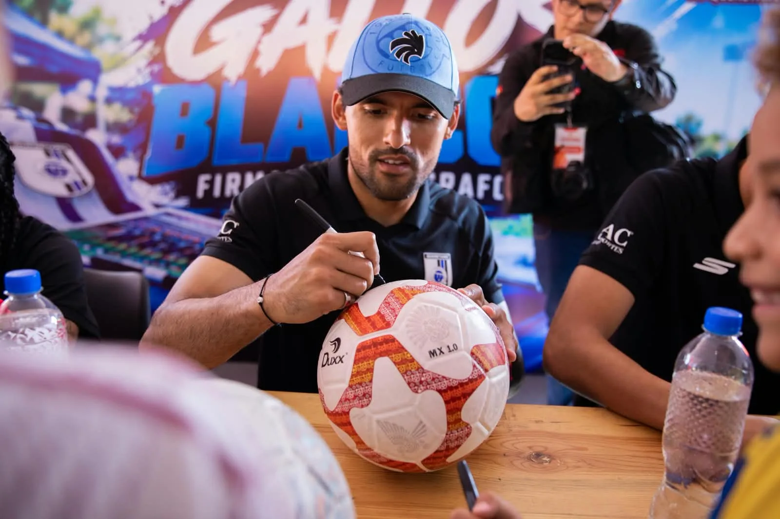 Los Super Gallos Blancos del Querétaro realizaron firma de autógrafos en SJR.