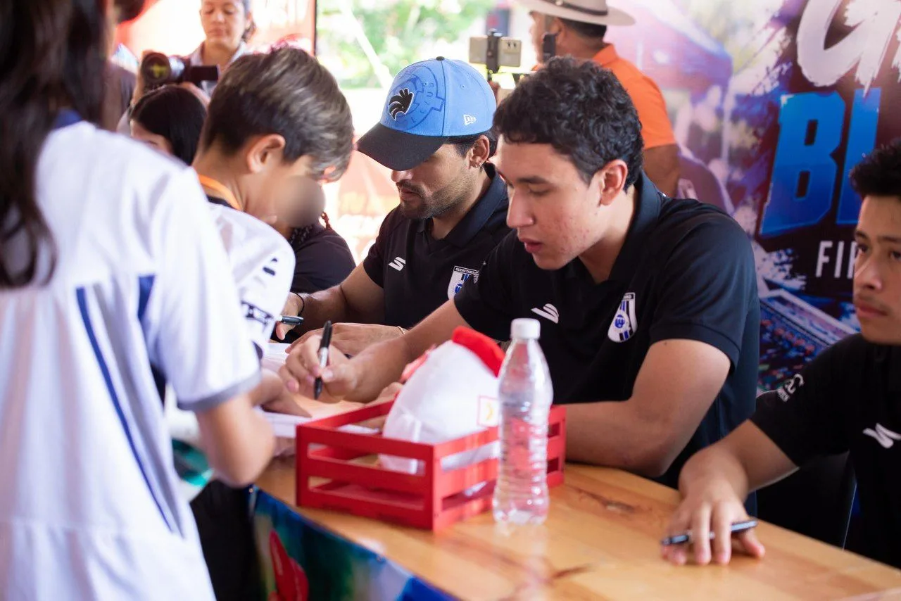 Los Super Gallos Blancos del Querétaro realizaron firma de autógrafos en SJR.