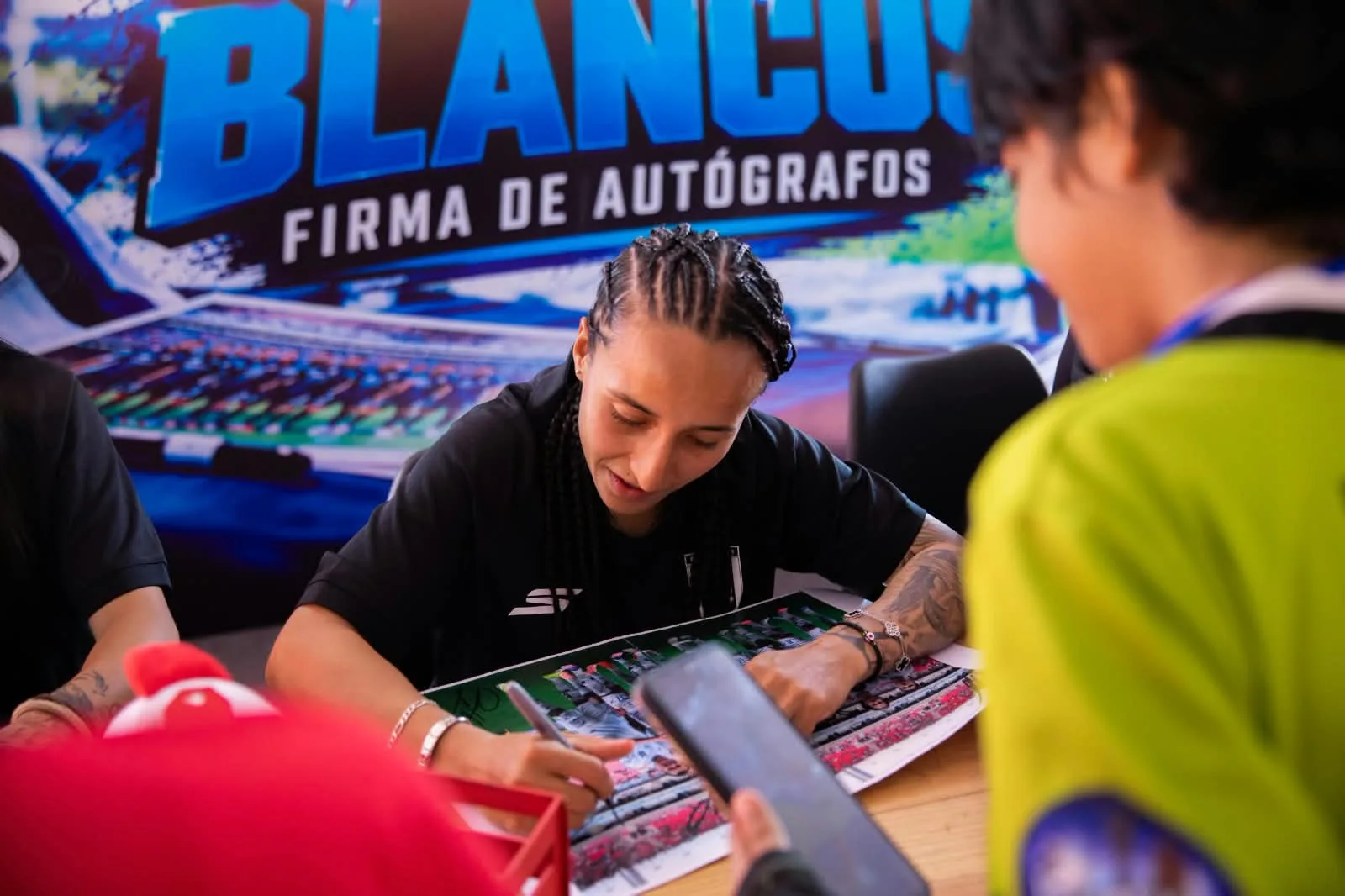 Los Super Gallos Blancos del Querétaro realizaron firma de autógrafos en SJR.