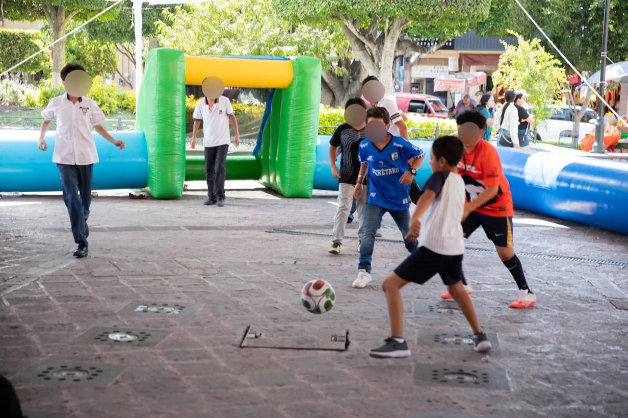 Los Super Gallos Blancos del Querétaro realizaron firma de autógrafos en SJR.