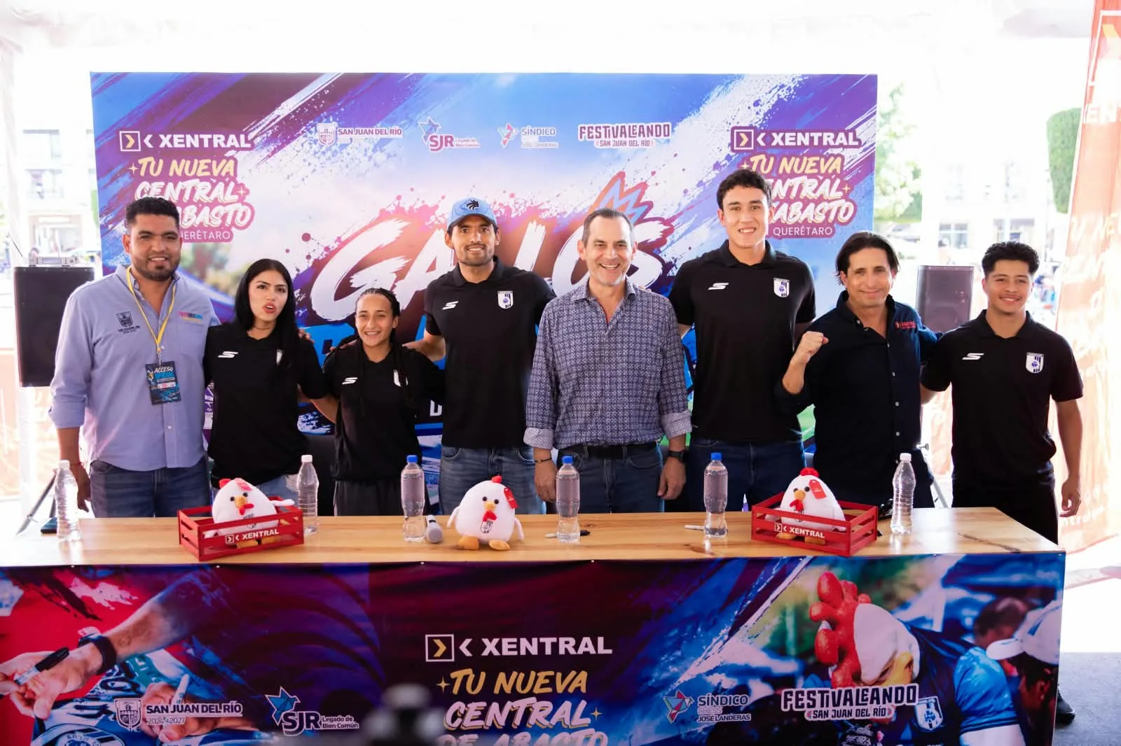 Los Super Gallos Blancos del Querétaro realizaron firma de autógrafos en SJR.