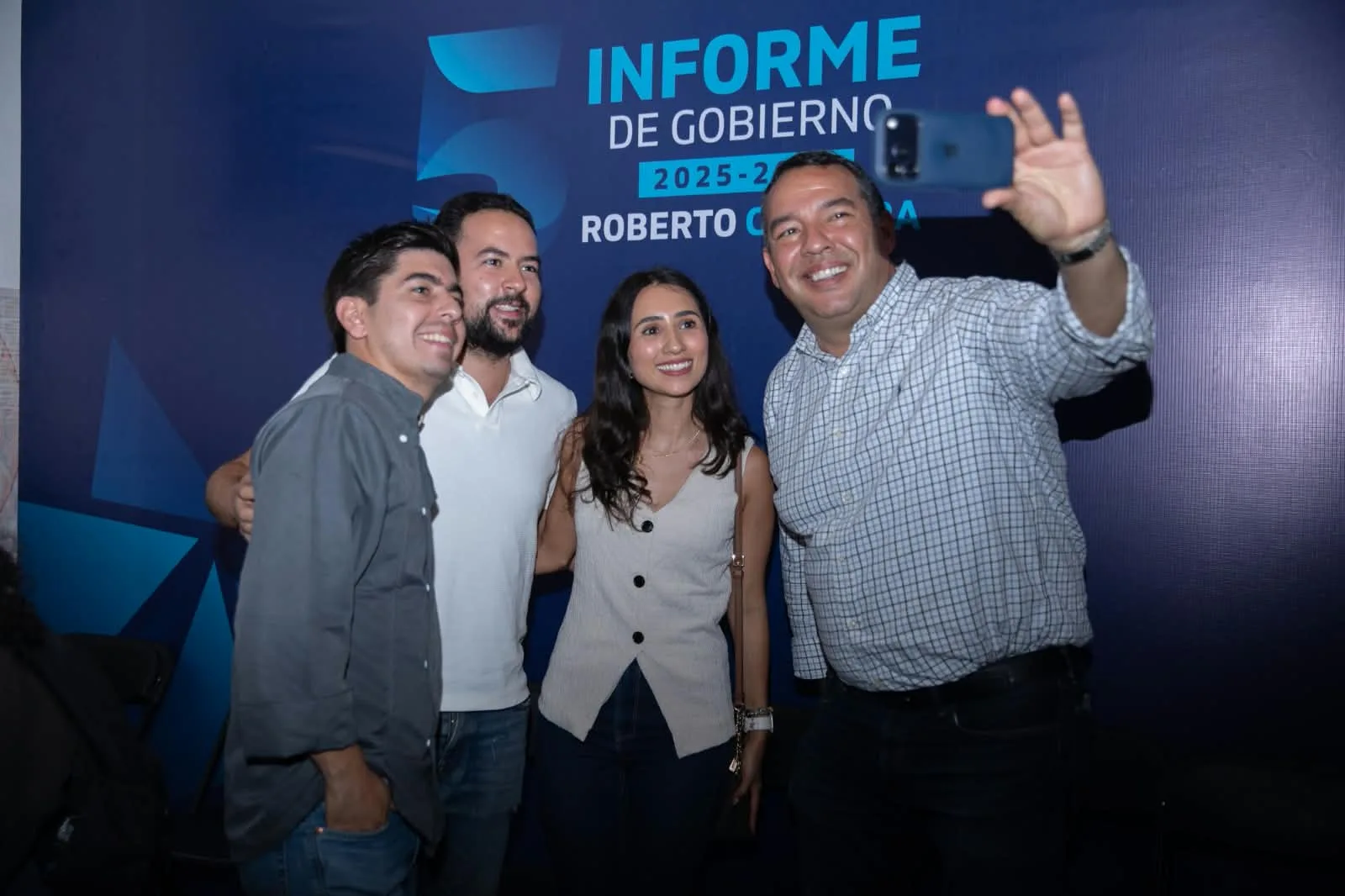 Con motivo de su Quinto Informe de Gobierno Roberto Cabrera se reunió con el sector restaurantero de SJR.