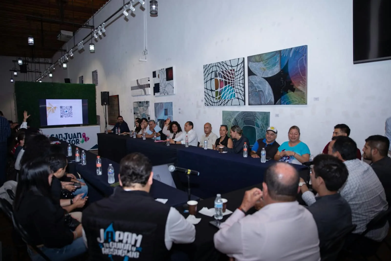 Con motivo de su Quinto Informe de Gobierno Roberto Cabrera se reunió con el sector restaurantero de SJR.