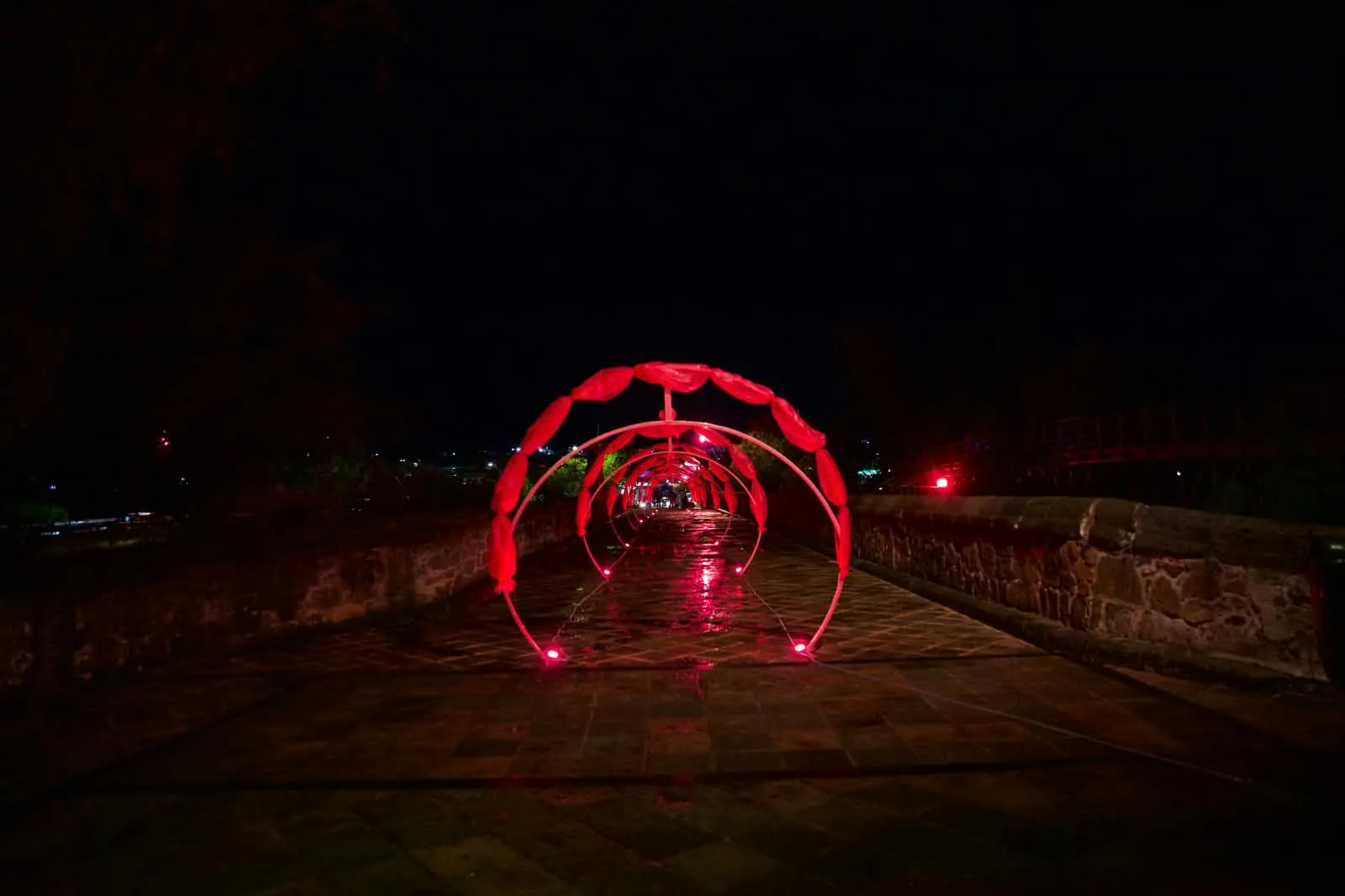 Puente de la Historia se ilumina de rosa para resaltar la importancia de la detección y atención oportuna del cáncer de mama.