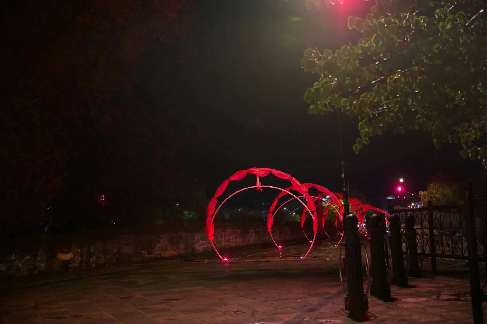 Puente de la Historia se ilumina de rosa para resaltar la importancia de la detección y atención oportuna del cáncer de mama.