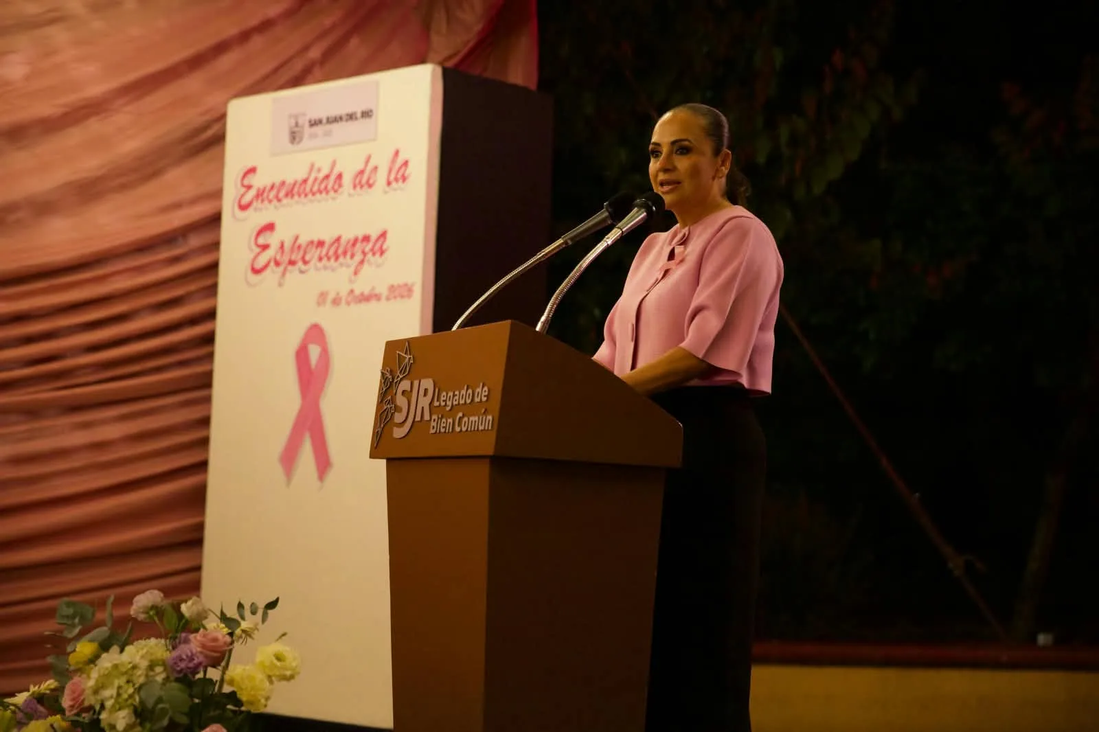 Puente de la Historia se ilumina de rosa para resaltar la importancia de la detección y atención oportuna del cáncer de mama.
