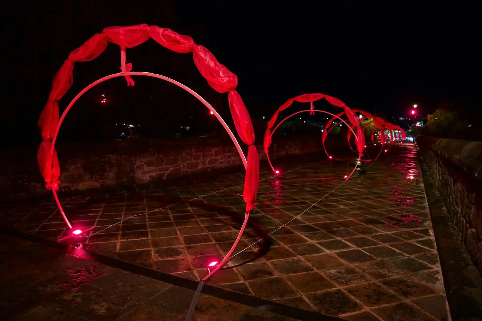 Puente de la Historia se ilumina de rosa para resaltar la importancia de la detección y atención oportuna del cáncer de mama.