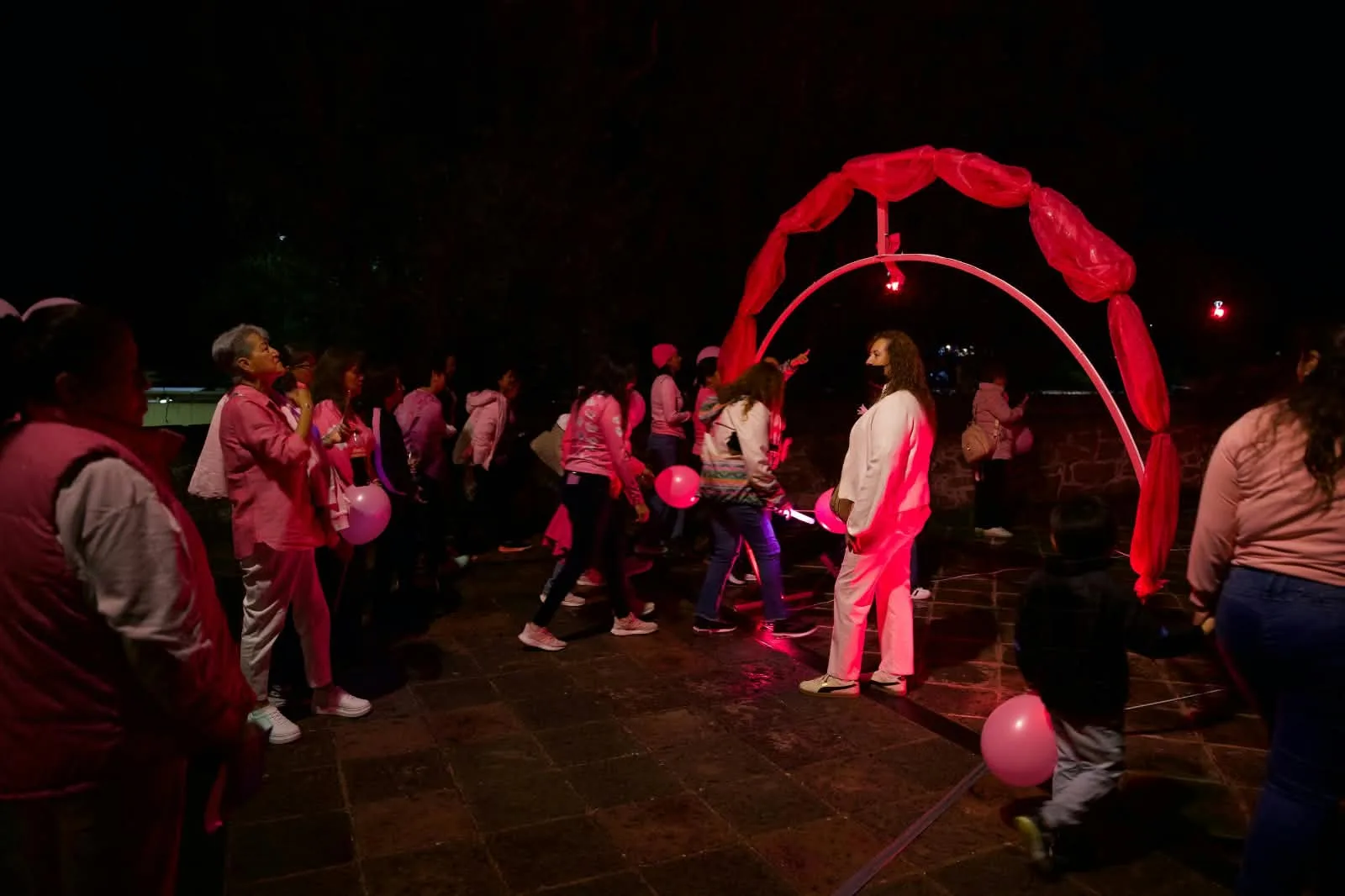 Puente de la Historia se ilumina de rosa para resaltar la importancia de la detección y atención oportuna del cáncer de mama.