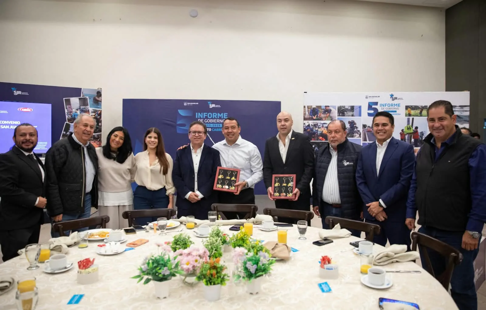 En el marco de su Quinto Informe de Gobierno Roberto Cabrera firma convenio con CMIC Querétaro.