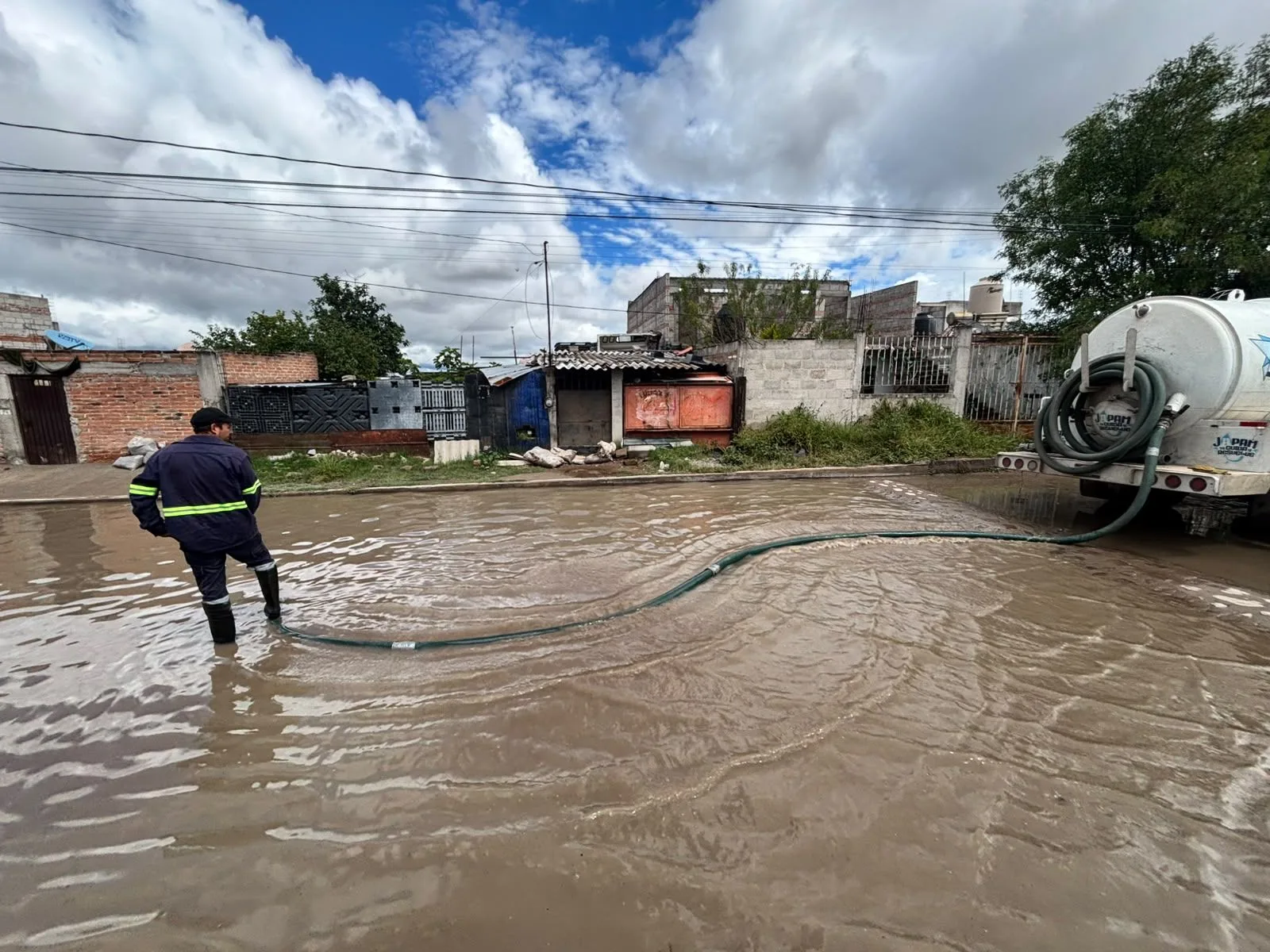 JAPAM envía pipas de desazolve a Pueblo Quieto para apoyar a sus habitantes.