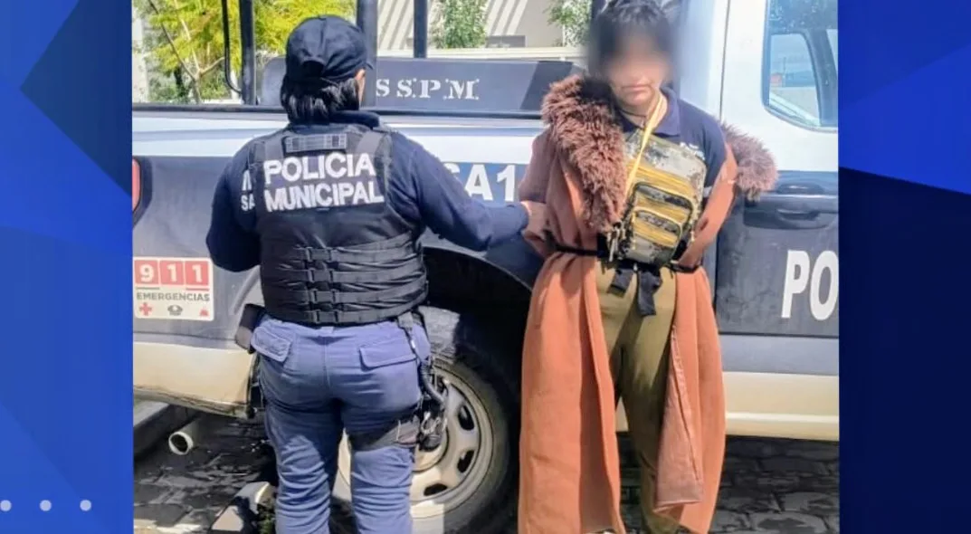Presentan a la mujer que amenazó a comerciante; en el Jardín de la Familia.