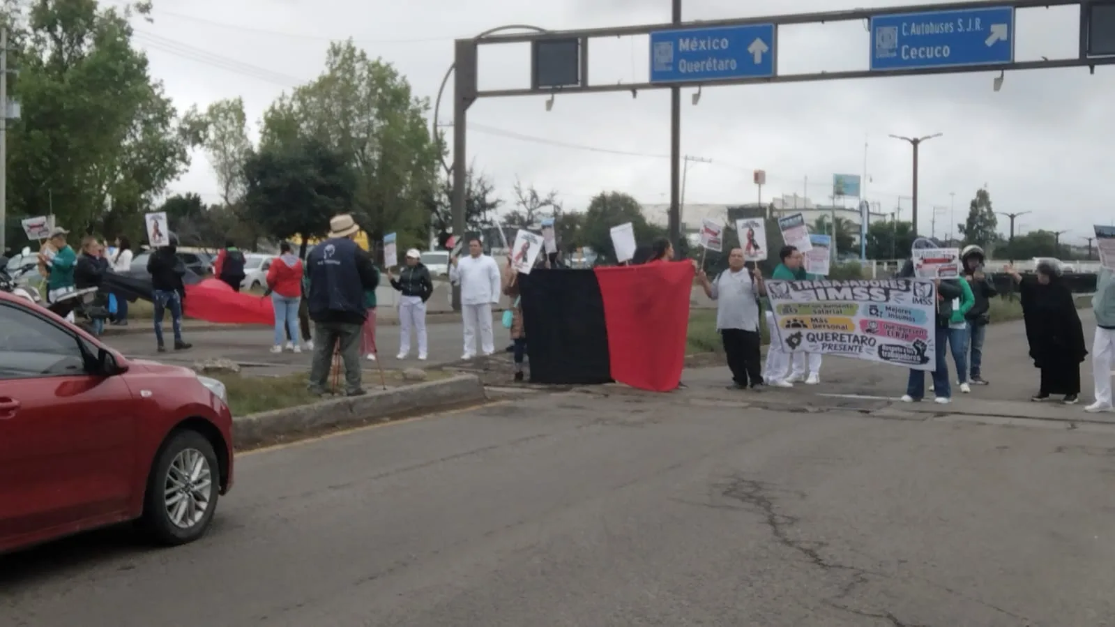 Rebelión de trabajadores Sindicalizados del Seguro Social; provoca caos vial, en distintos puntos del Estado de Querétaro.