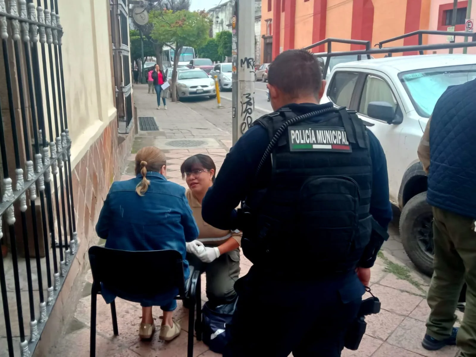 Cayó y se lastimó una mujer que caminaba,en Avenida Juárez;.