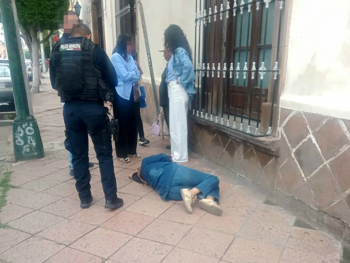 Cayó y se lastimó una mujer que caminaba,en Avenida Juárez;.