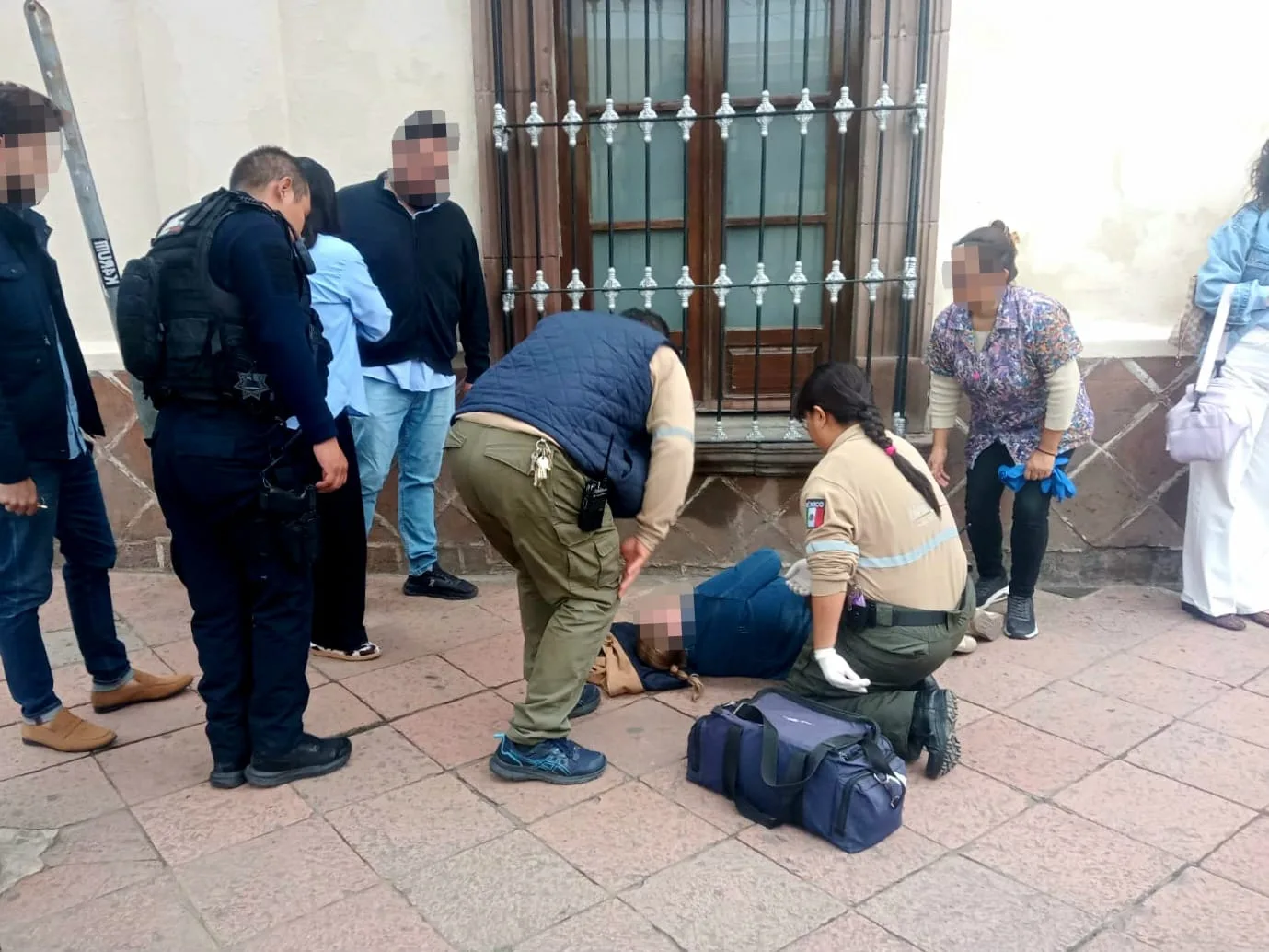Cayó y se lastimó una mujer que caminaba,en Avenida Juárez;.