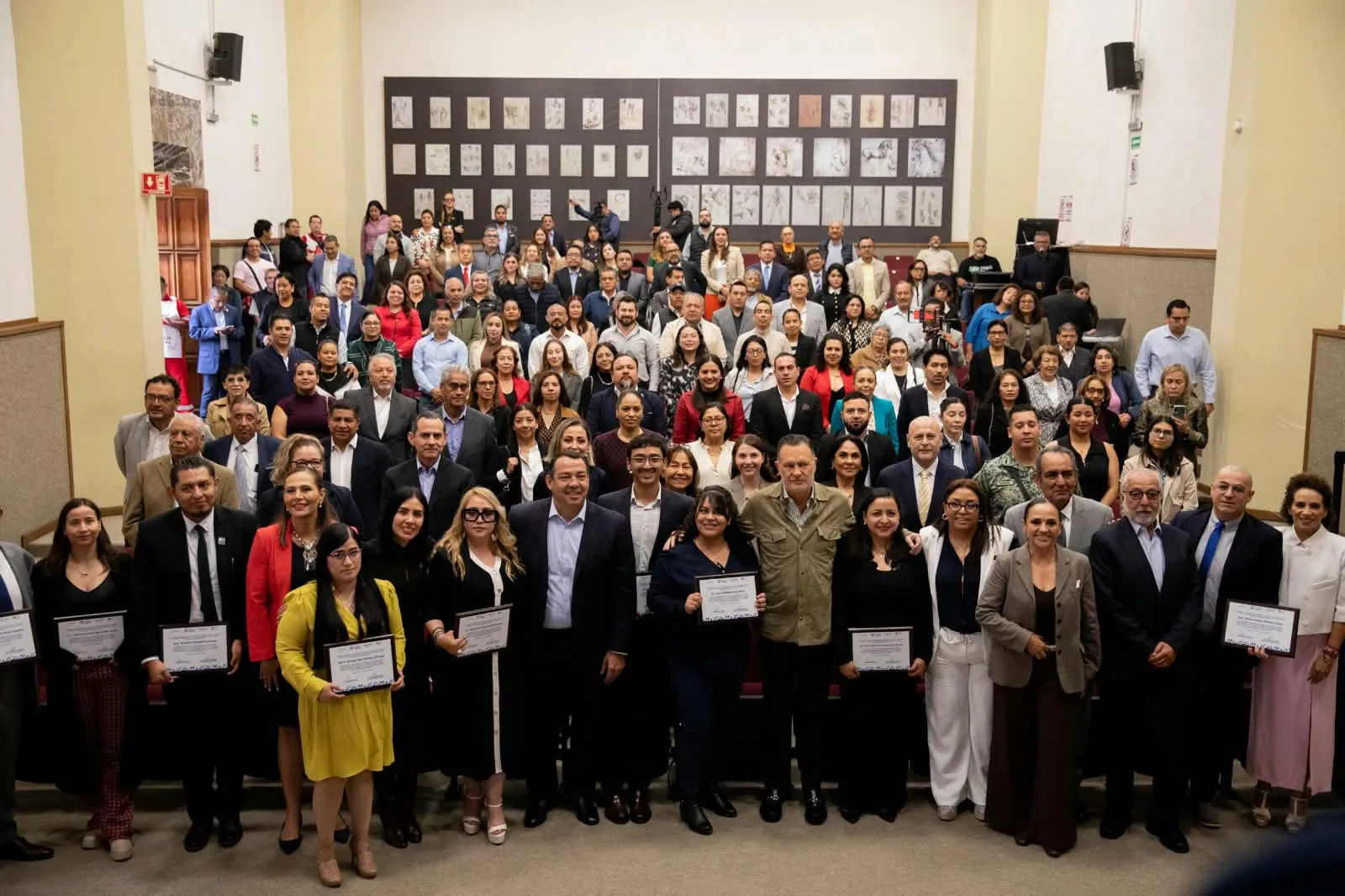 Reconoció Gobernador a las y los profesionistas sanjuanenses por su aportación en la vida política de sus region.
