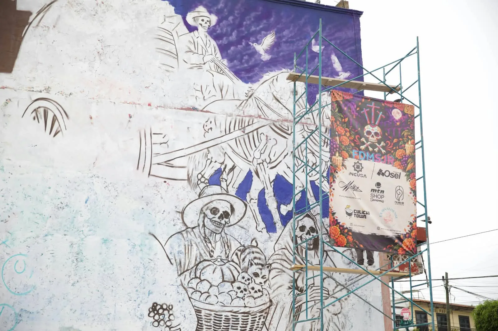 Alistan mural con elementos históricos y alusivos al Día de Muertos en SJR.