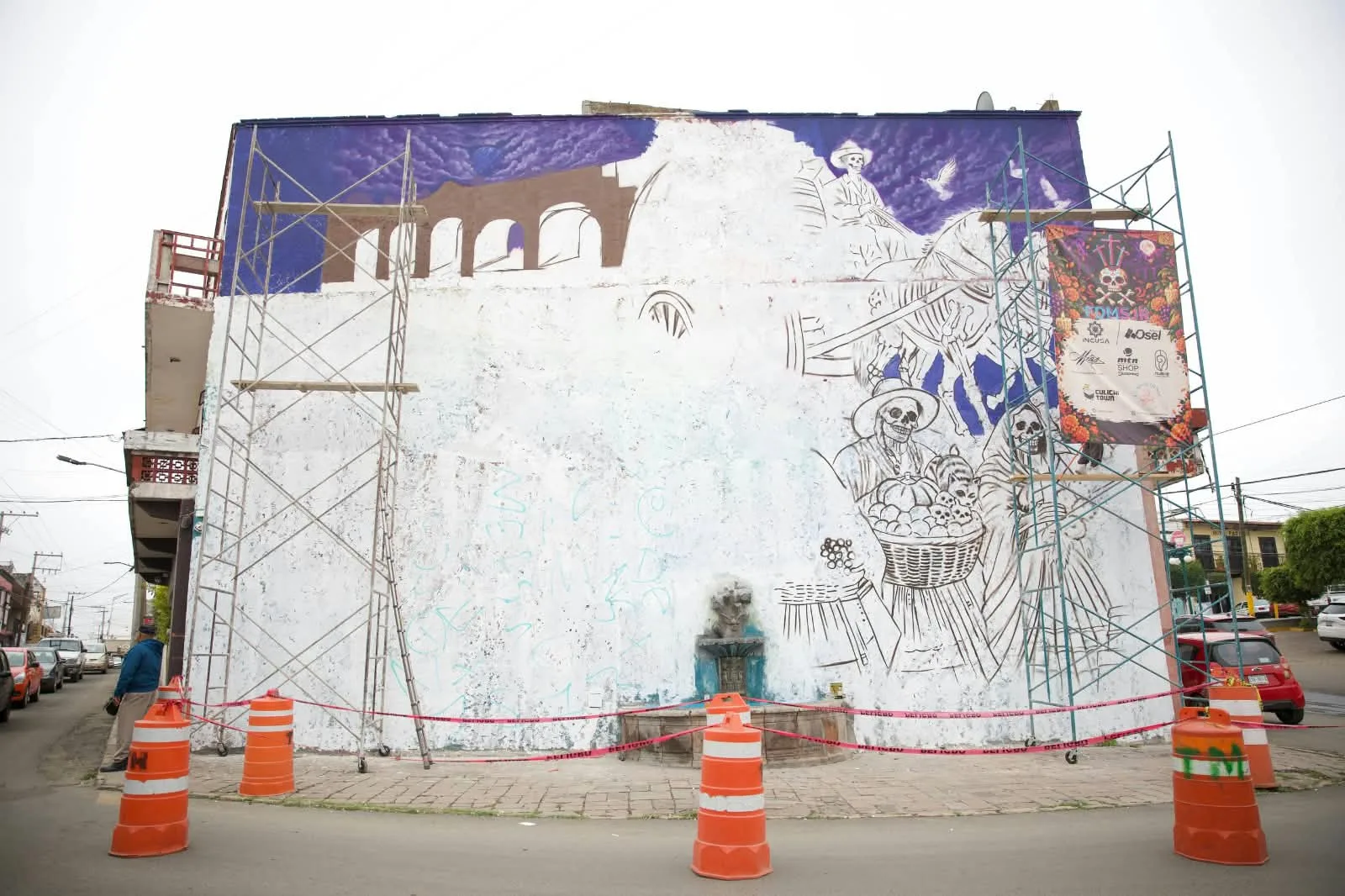 Alistan mural con elementos históricos y alusivos al Día de Muertos en SJR.