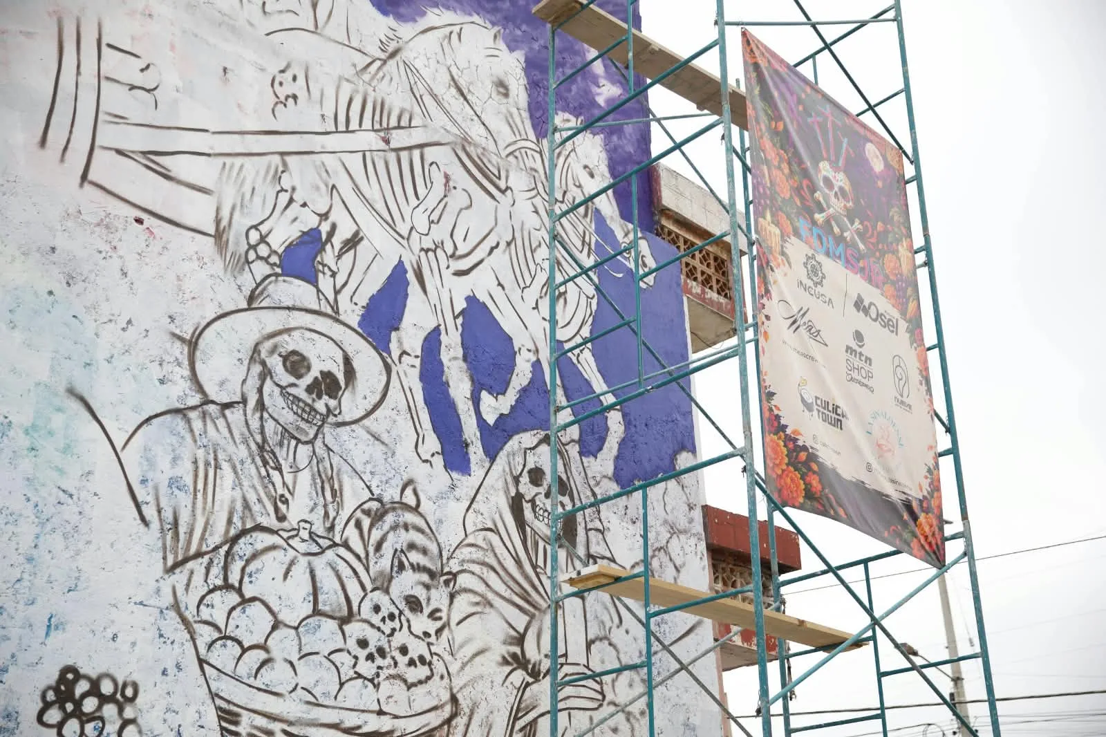 Alistan mural con elementos históricos y alusivos al Día de Muertos en SJR.
