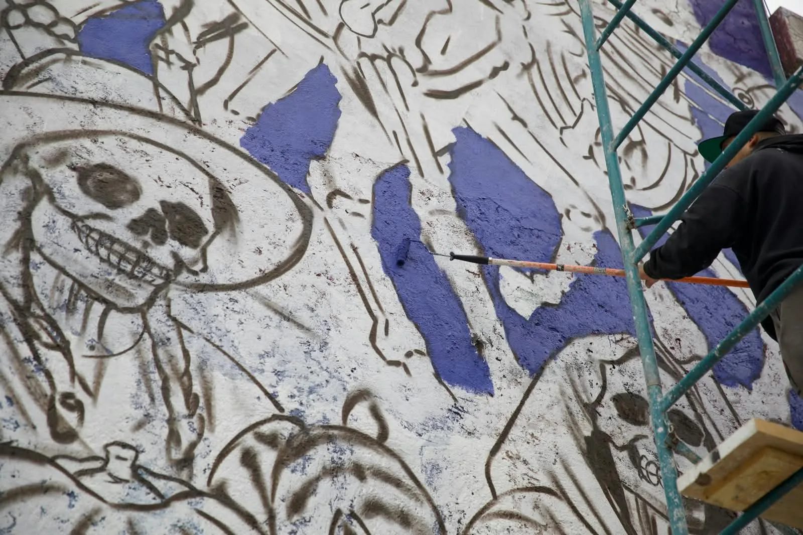 Alistan mural con elementos históricos y alusivos al Día de Muertos en SJR.
