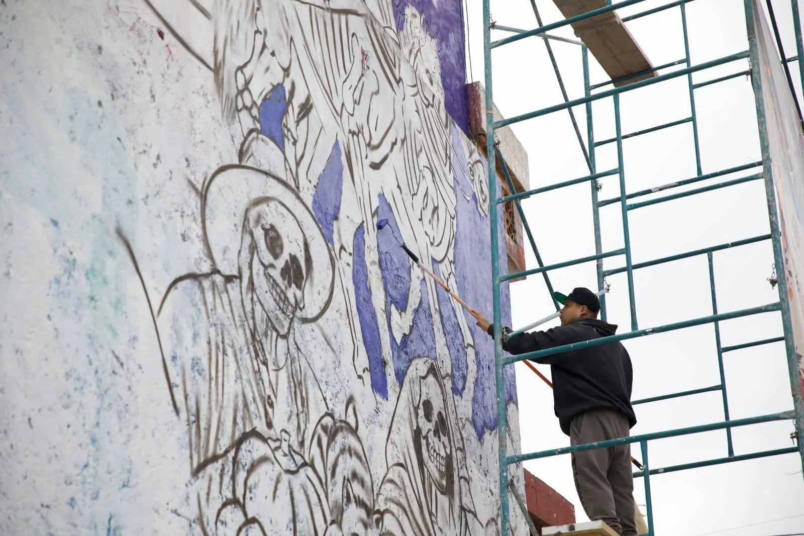 Alistan mural con elementos históricos y alusivos al Día de Muertos en SJR.