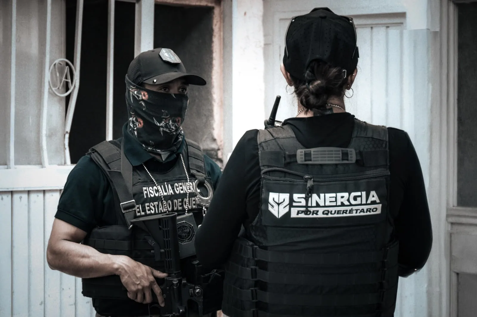 Tres sujetos terminaron en la cárcel; tras diversos objetos al interior de un vehículo.