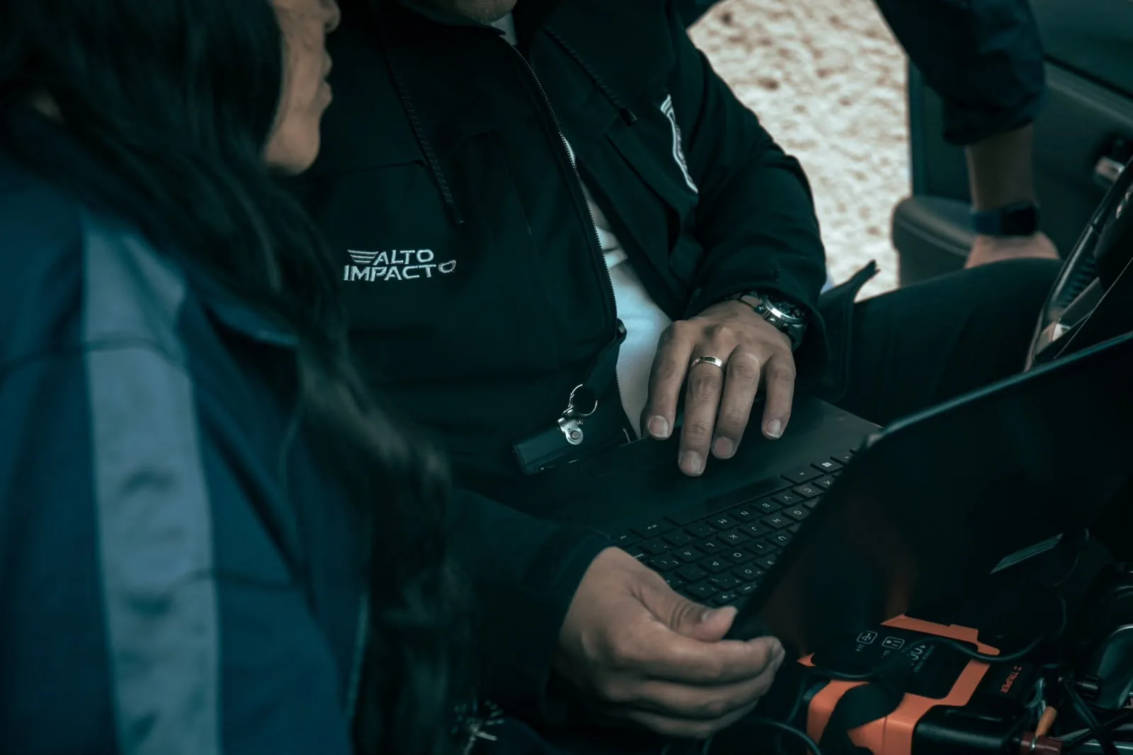 Mujer extorsionadora conocida como "La Eléctrica" es detenida en Querétaro; hay 10 vehículos asegurados.