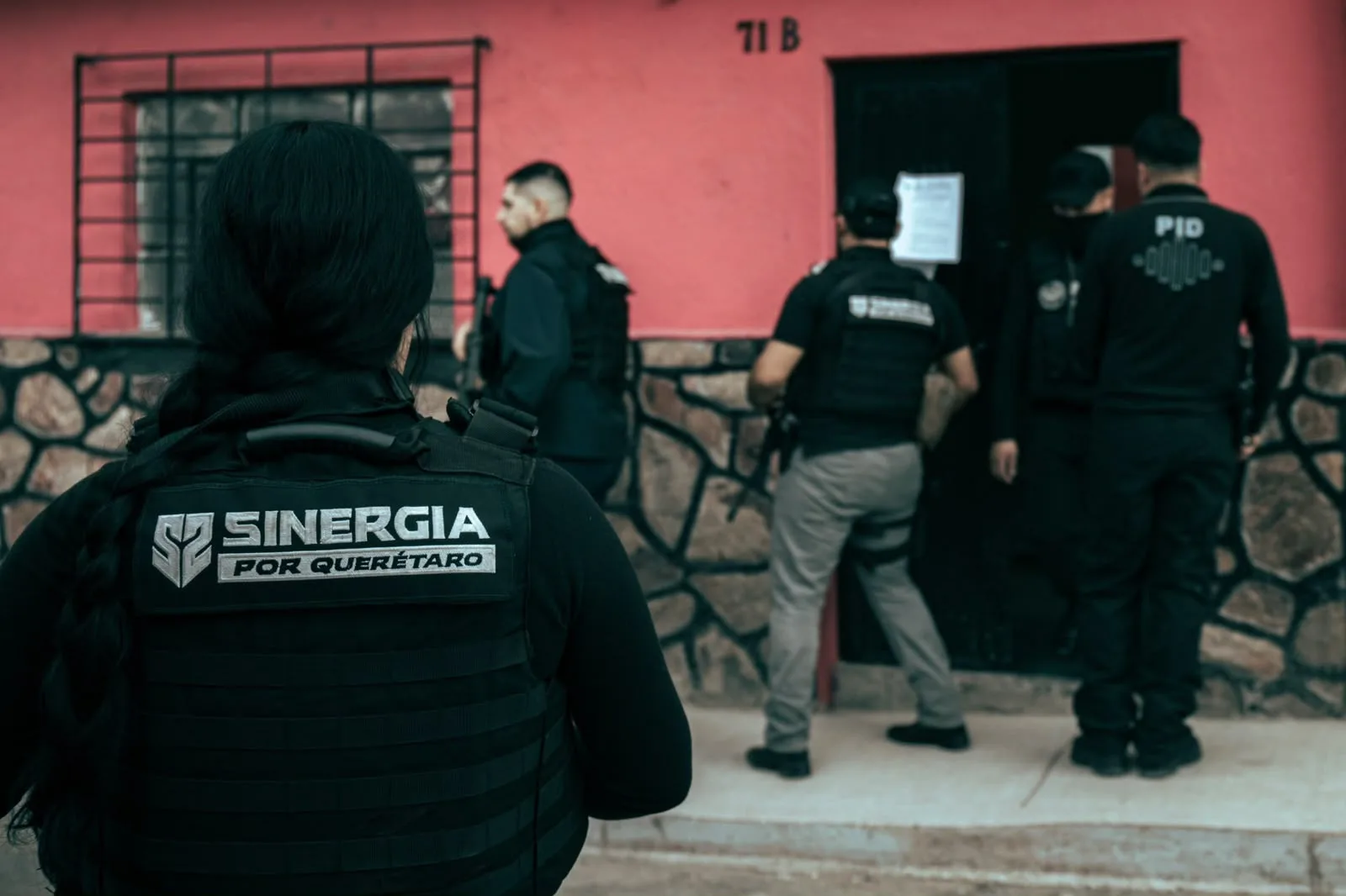 Mujer extorsionadora conocida como "La Eléctrica" es detenida en Querétaro; hay 10 vehículos asegurados.