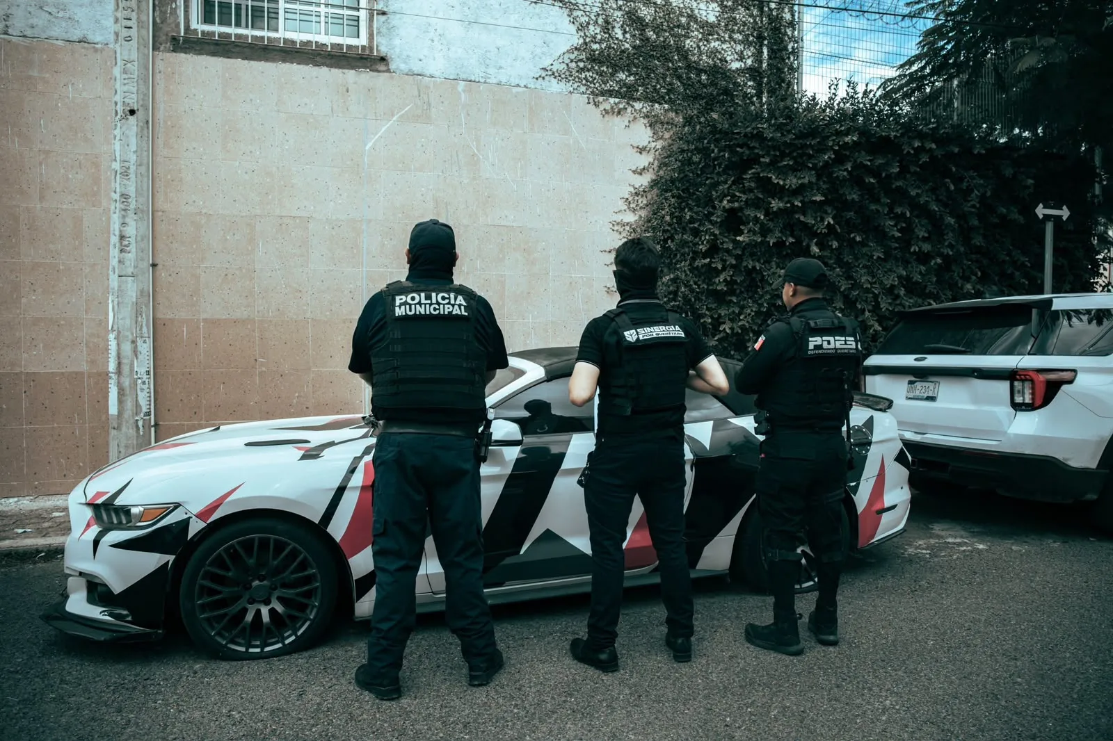 Mujer extorsionadora conocida como "La Eléctrica" es detenida en Querétaro; hay 10 vehículos asegurados.