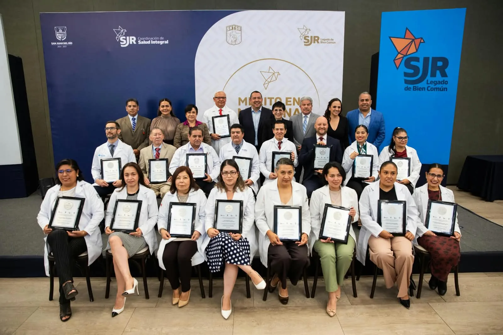 Galardonan a 17 médicas y médicos con el “Distintivo al Mérito en Medicina 2026” en SJR.