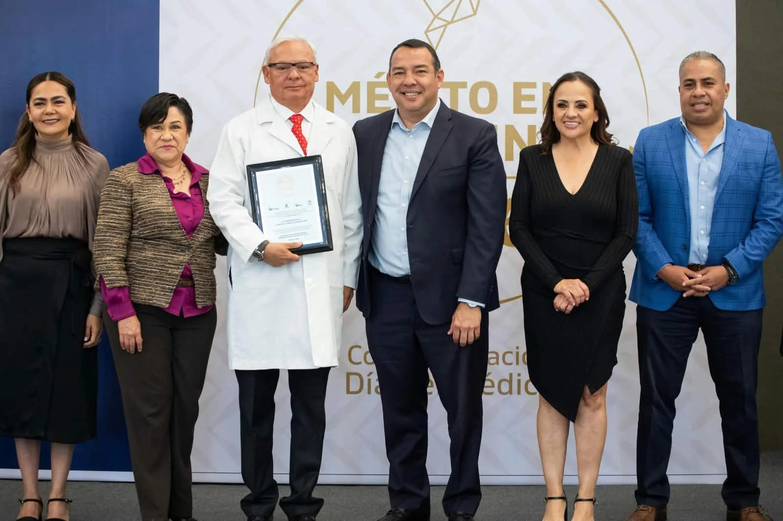 Galardonan a 17 médicas y médicos con el “Distintivo al Mérito en Medicina 2026” en SJR.