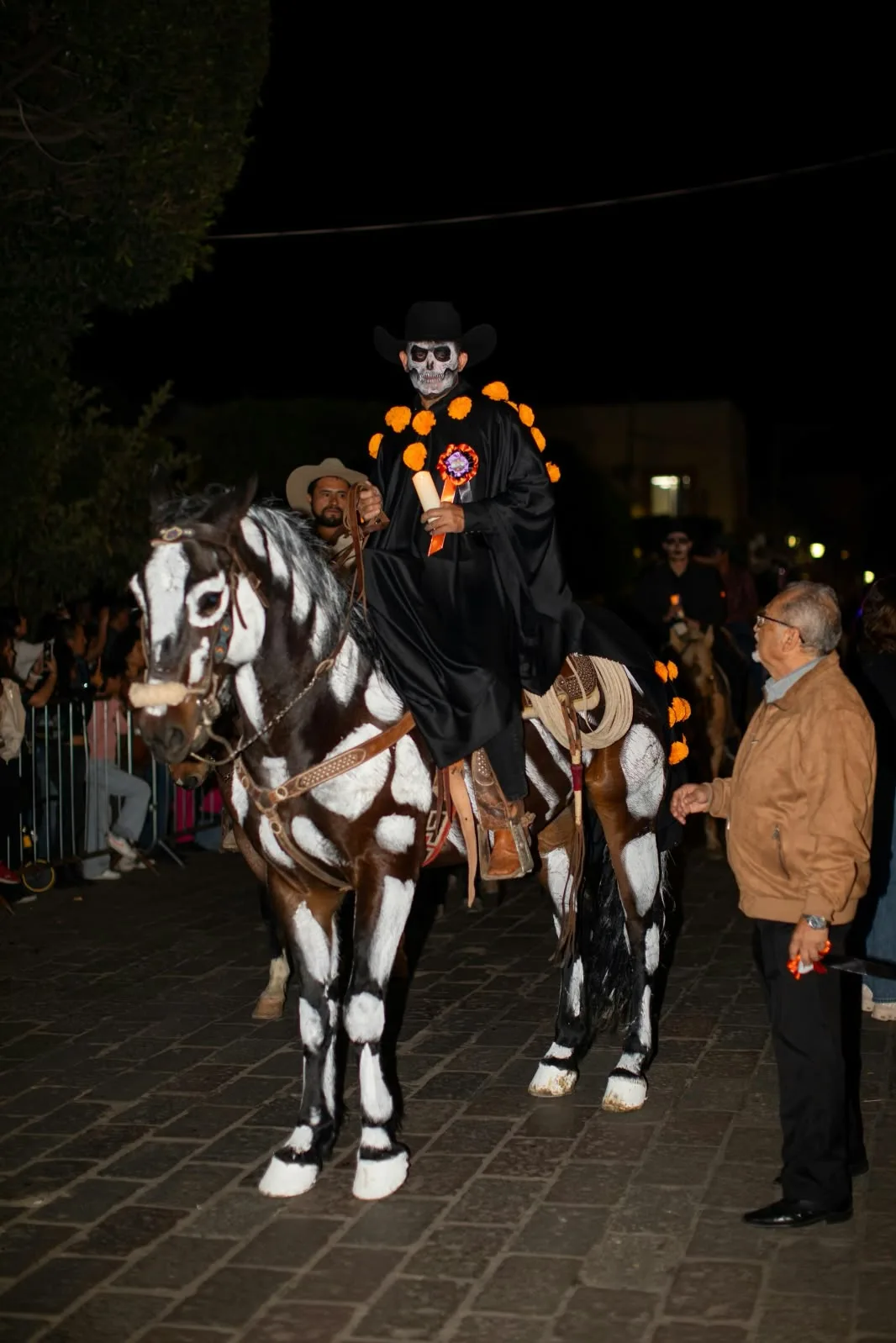 Cabalgata de los Muertos atrae a las familias sanjuanenses en el 20º Festival de Día de Muertos.