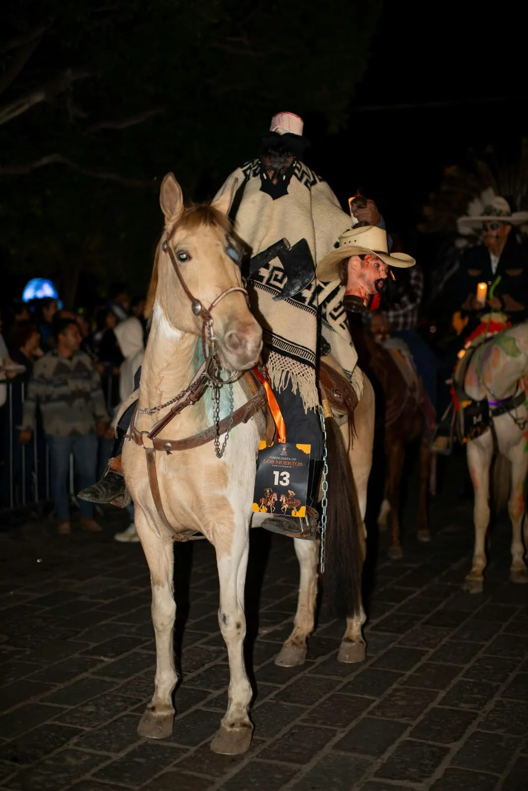 Cabalgata de los Muertos atrae a las familias sanjuanenses en el 20º Festival de Día de Muertos.