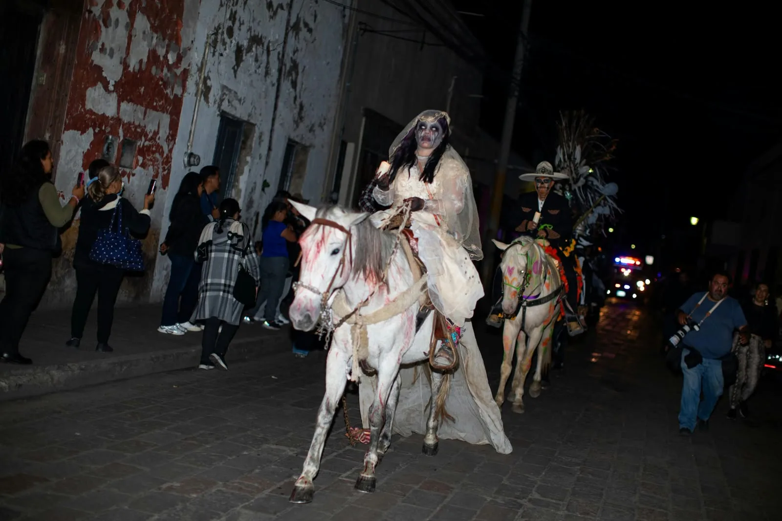 Cabalgata de los Muertos atrae a las familias sanjuanenses en el 20º Festival de Día de Muertos.