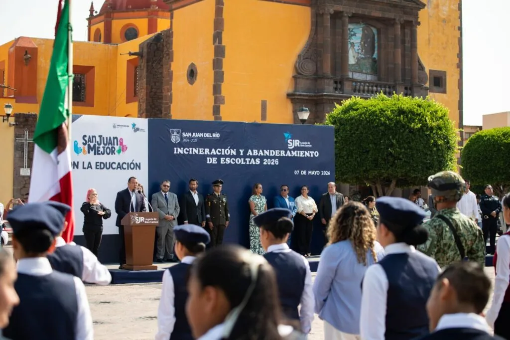 Roberto Cabrera encabeza ceremonia de Incineración de Banderas y Abanderamiento de Escoltas