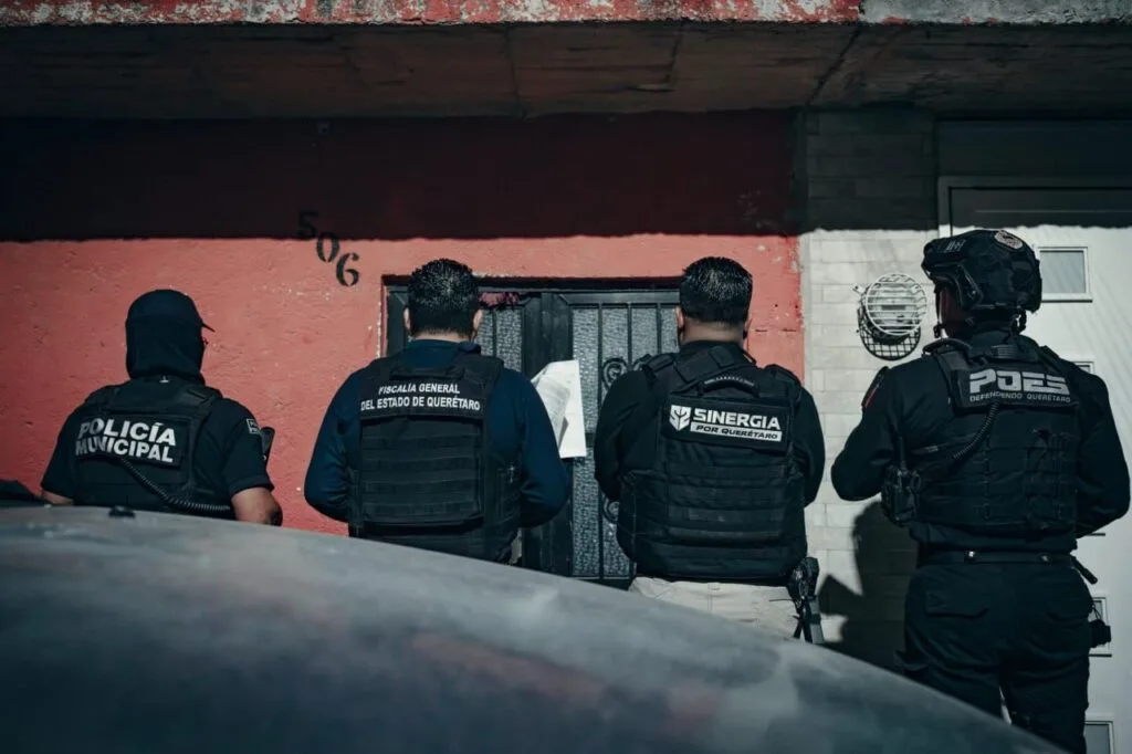 Fiscalía ejecuta 11 cateos en Querétaro SJR y Pinal de Amoles; 9 personas detenidas.