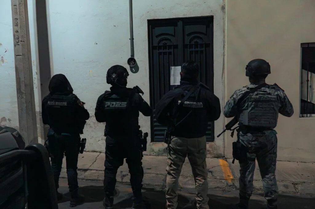 Fiscalía ejecuta 11 cateos en Querétaro SJR y Pinal de Amoles; 9 personas detenidas.