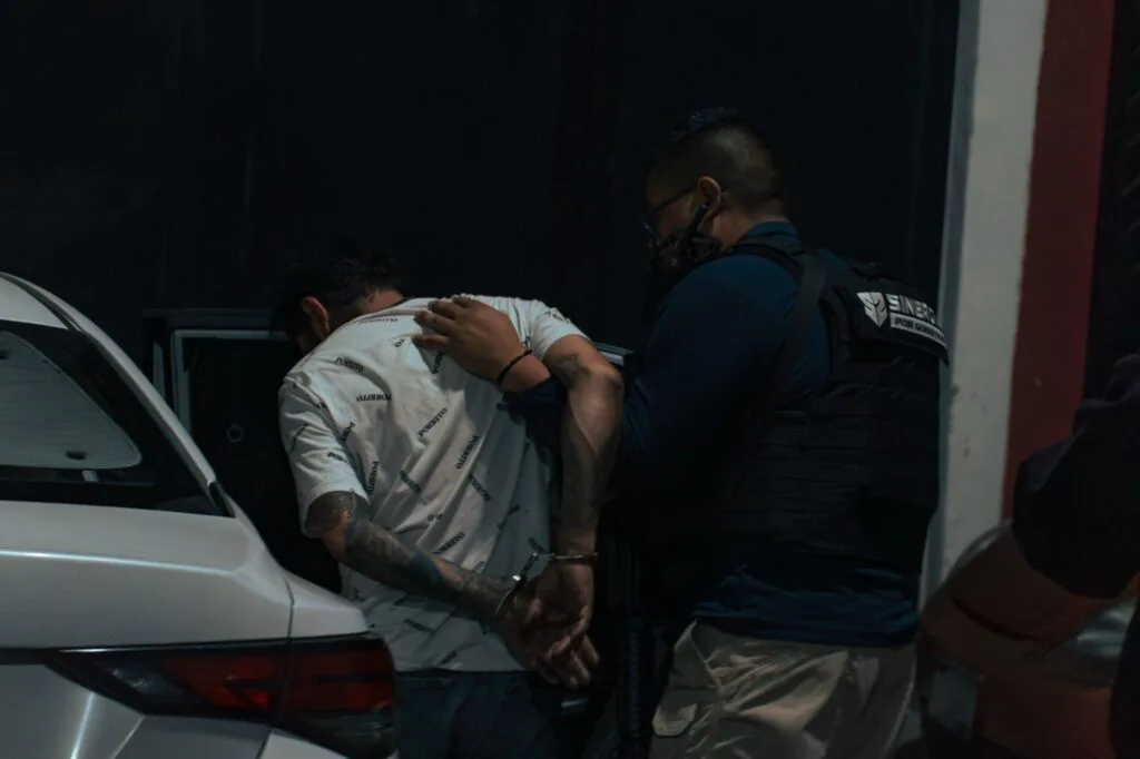 Fiscalía ejecuta 11 cateos en Querétaro SJR y Pinal de Amoles; 9 personas detenidas.