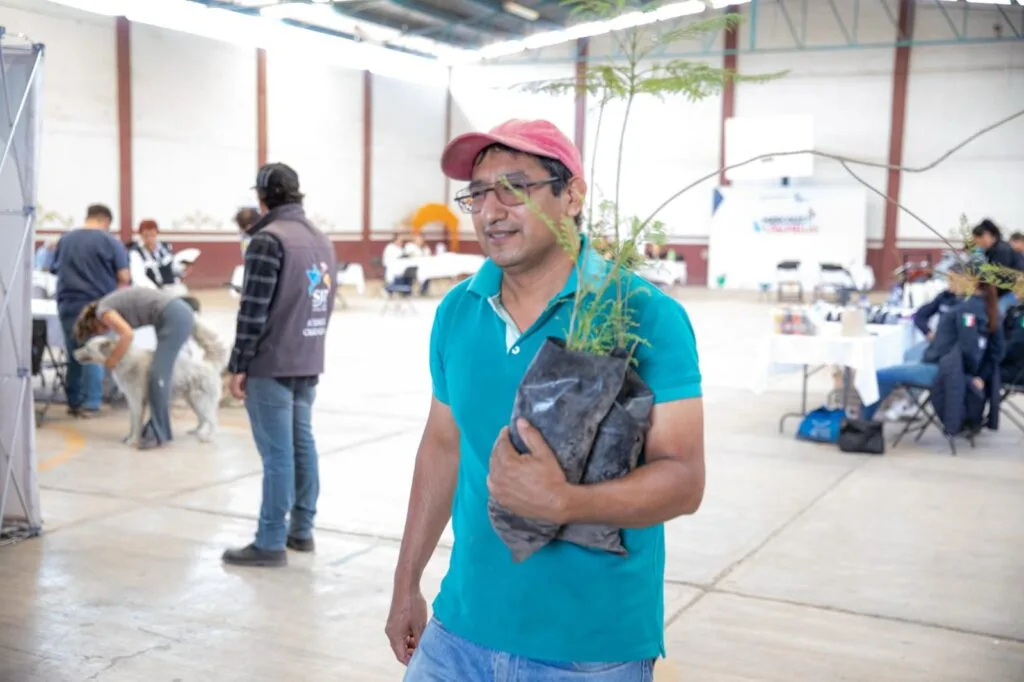 Presidente de SJR sostiene encuentro con liderazgos de Palmillas; además se brinda atención ciudadana, entrega de apoyos, reforestación, rehabilitación de espacios, entre otras.