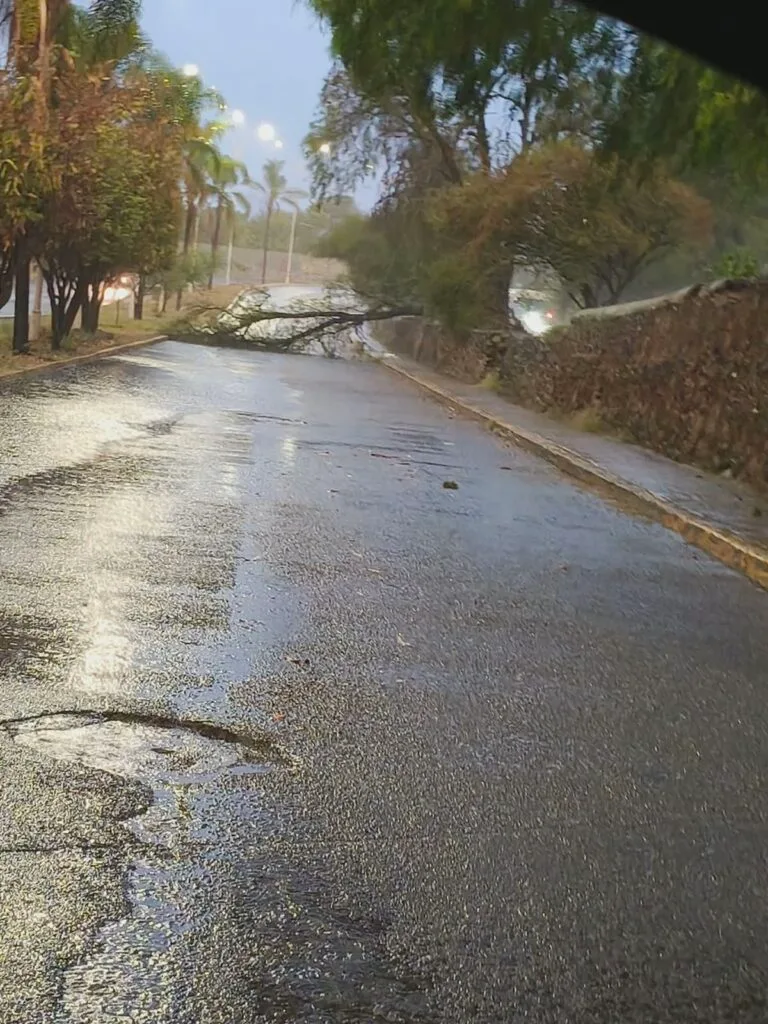 Gobierno Municipal de San Juan del Río atiende reportes derivados de la lluvia de este martes