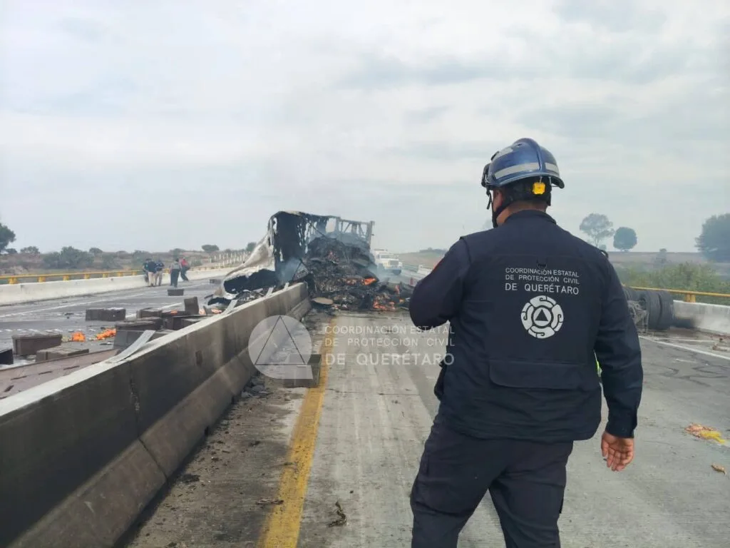 Se incendian tractocamiones en Libramiento Palmillas -Apaseo; Bomberos de SJR controlan la emergencia.