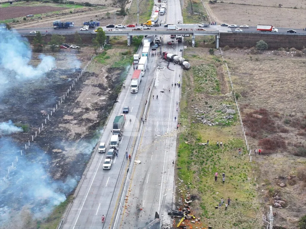 Se incendian tractocamiones en Libramiento Palmillas -Apaseo; Bomberos de SJR controlan la emergencia.