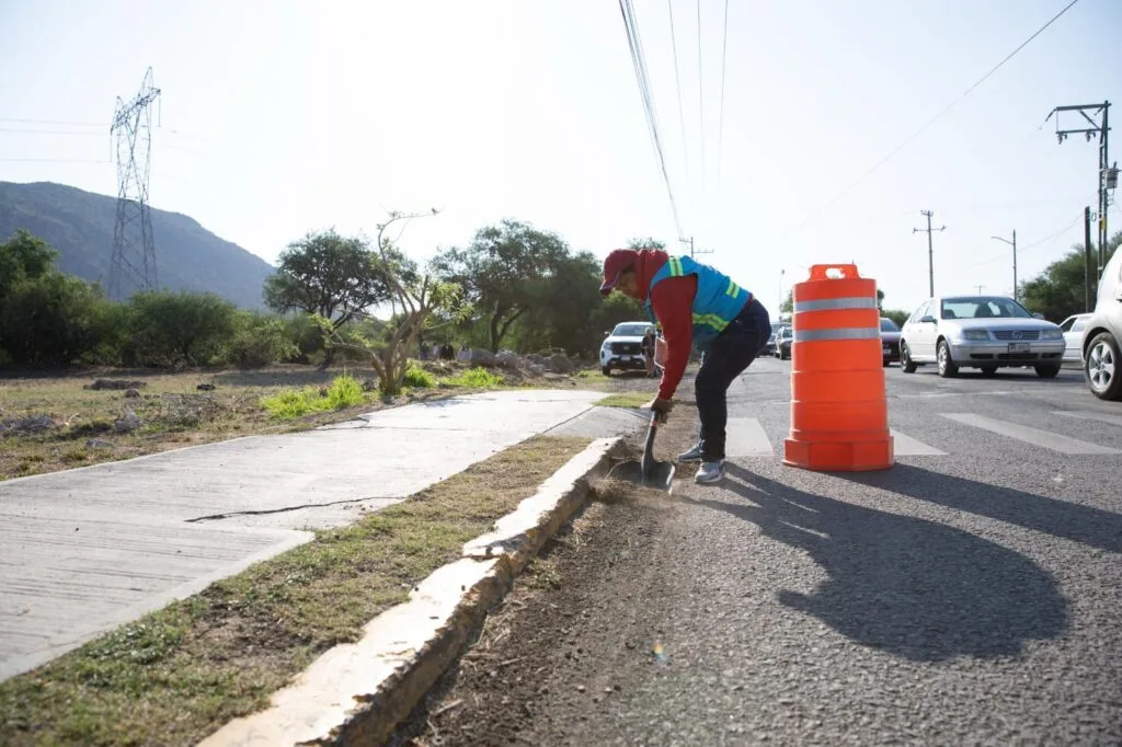 Roberto Cabrera supervisa trabajos de barrido y limpieza en Loma Alta y Avenida Universidad