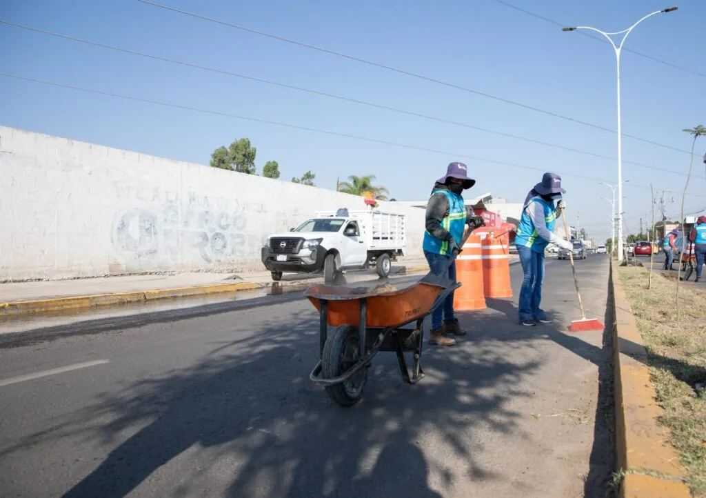 Roberto Cabrera supervisa trabajos de barrido y limpieza en Loma Alta y Avenida Universidad