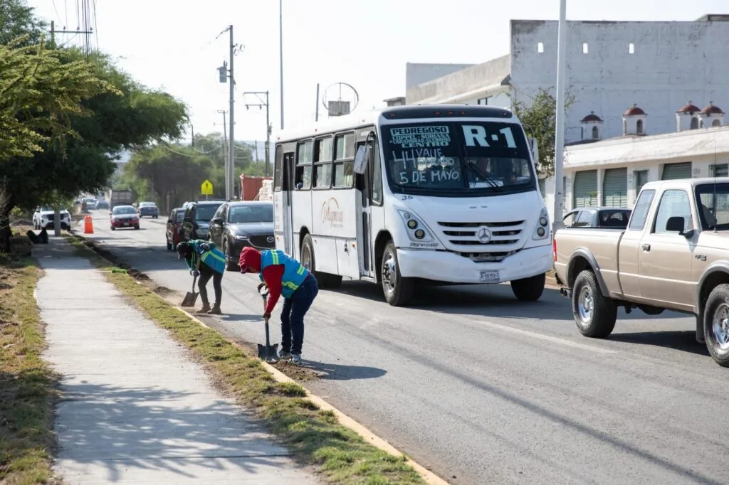 Roberto Cabrera supervisa trabajos de barrido y limpieza en Loma Alta y Avenida Universidad
