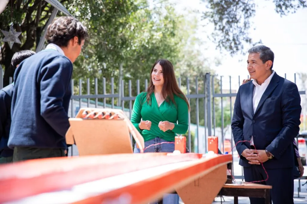 Entrega Gina Sánchez computadoras a ganadores de la Convocatoria Talento DIFerente CONALEP