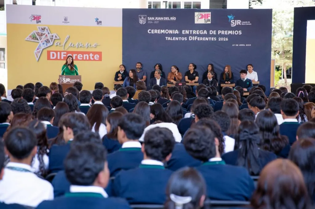 Entrega Gina Sánchez computadoras a ganadores de la Convocatoria Talento DIFerente CONALEP