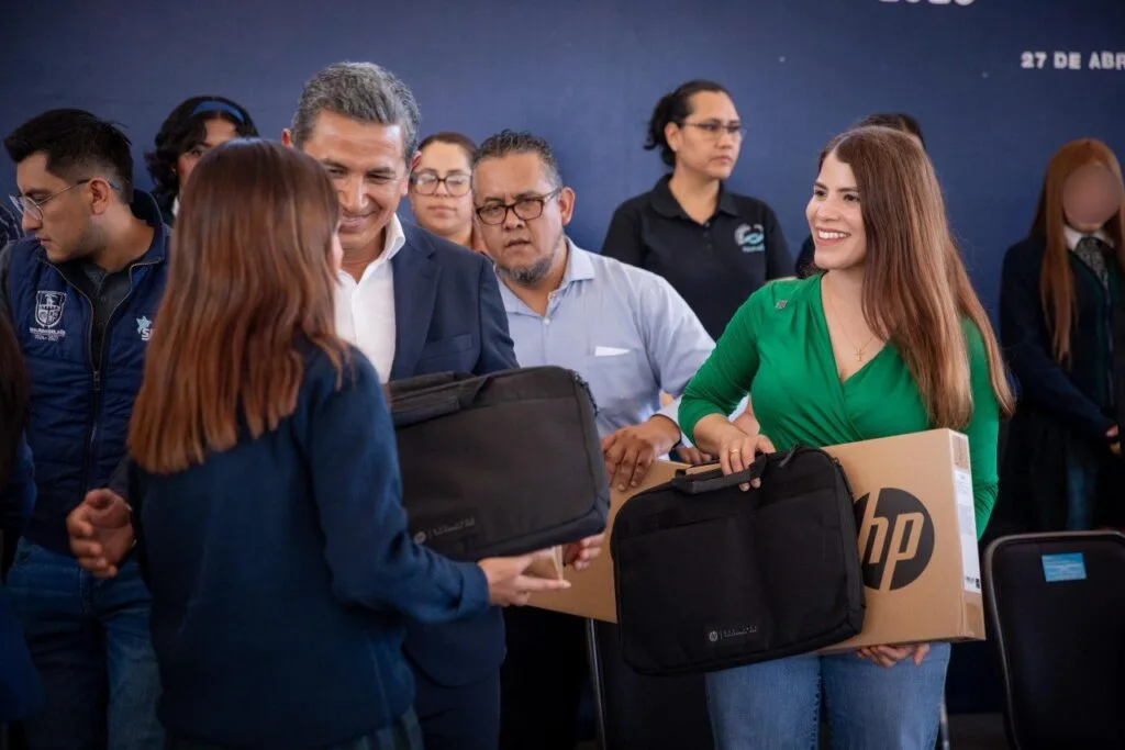 Entrega Gina Sánchez computadoras a ganadores de la Convocatoria Talento DIFerente CONALEP