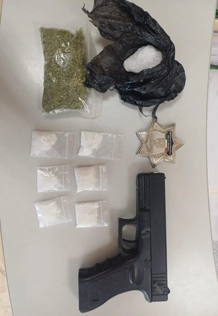 Policías Sanjunenses detienen a tres personas por delitos contra la salud y portación de armas prohibida.